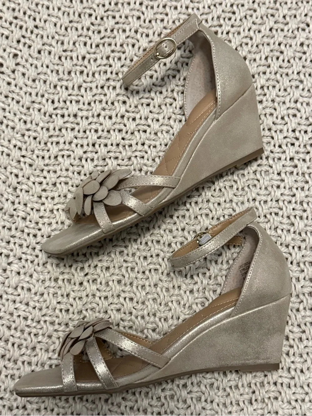 Kelly & Katie Silvery Gold Floral Ankle NWOB-Strap Wedge Sandals Size 6